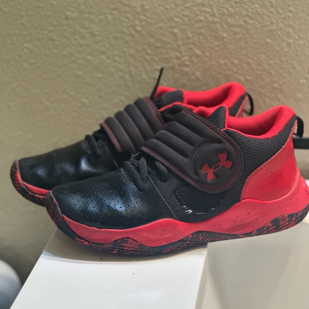 Under Armour Boys’ Shoes – Size 6Y (Black/Red)